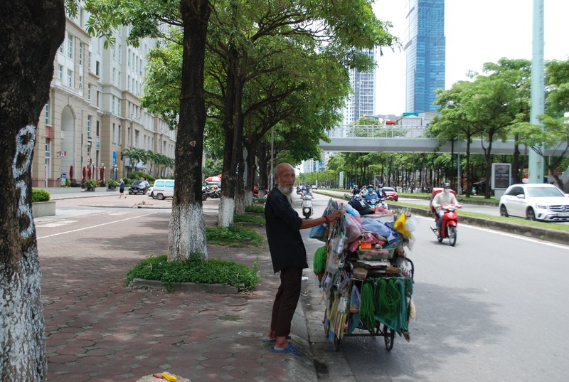 Ha Noi nong gan 40 do, nguoi lao dong tron nang the nao?-Hinh-5