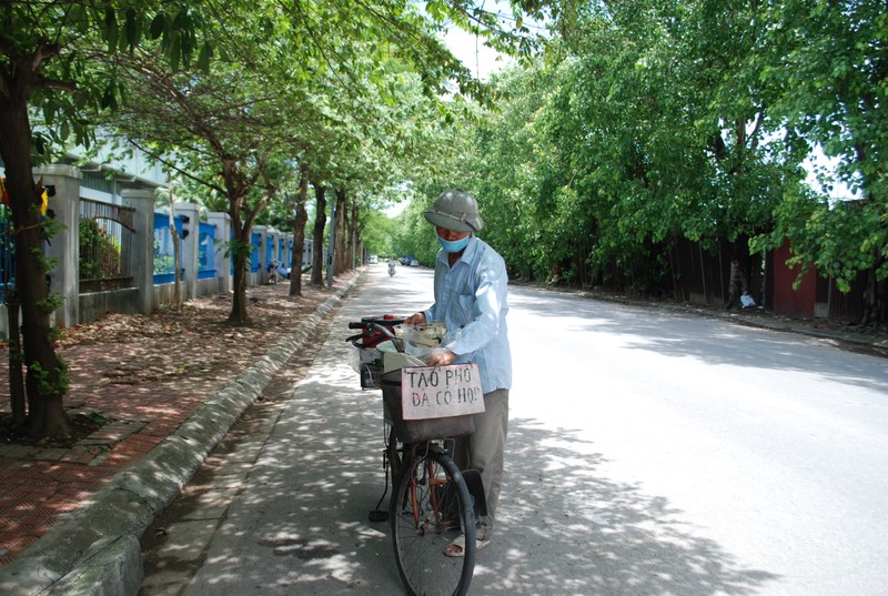 Ha Noi nong gan 40 do, nguoi lao dong tron nang the nao?-Hinh-6