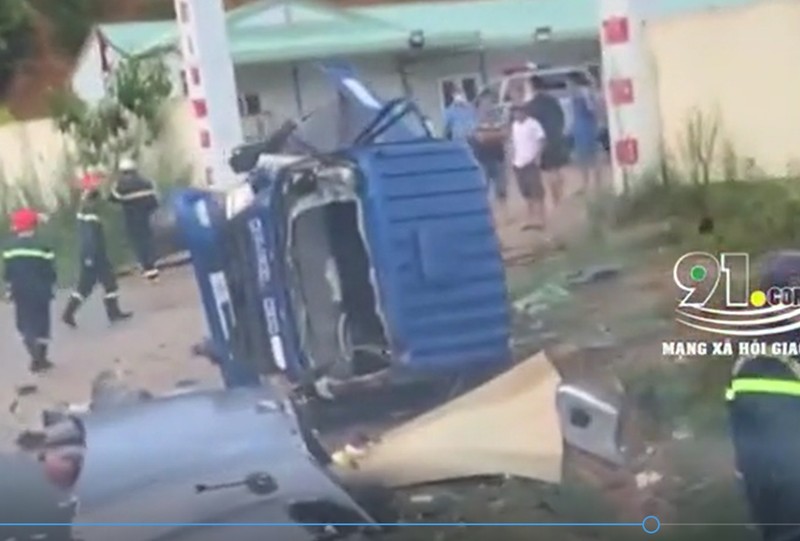 Video: Kinh hoang canh container vuot au, dam nat xe tai o Lang Son