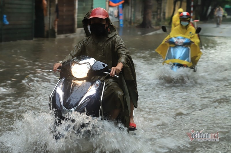 Mua lon gay ngap cuc bo o Ha Noi, nguoi dan bi bom ve nha-Hinh-10