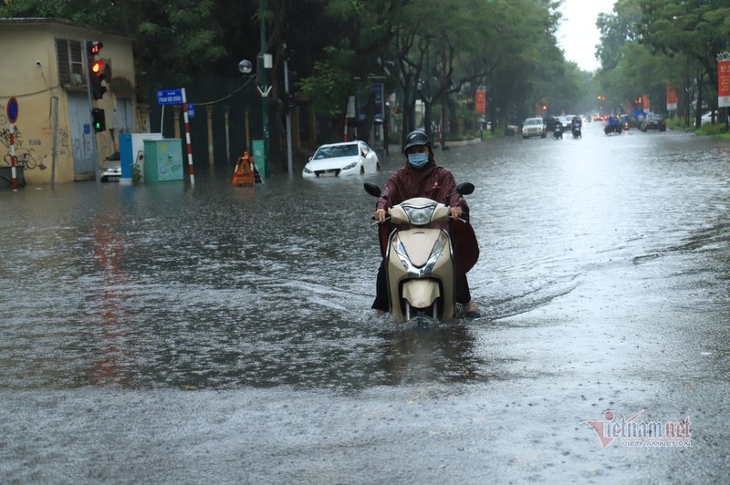 Mua lon gay ngap cuc bo o Ha Noi, nguoi dan bi bom ve nha-Hinh-3