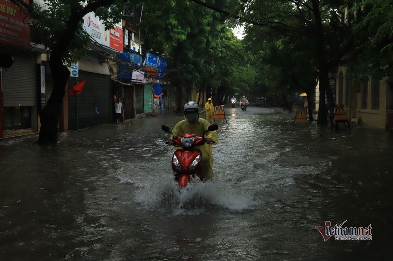 Mua lon gay ngap cuc bo o Ha Noi, nguoi dan bi bom ve nha-Hinh-7