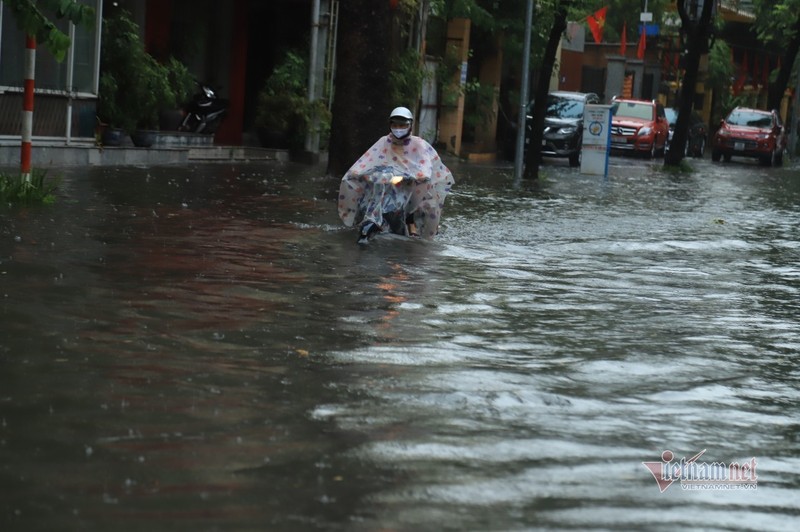 Mua lon gay ngap cuc bo o Ha Noi, nguoi dan bi bom ve nha