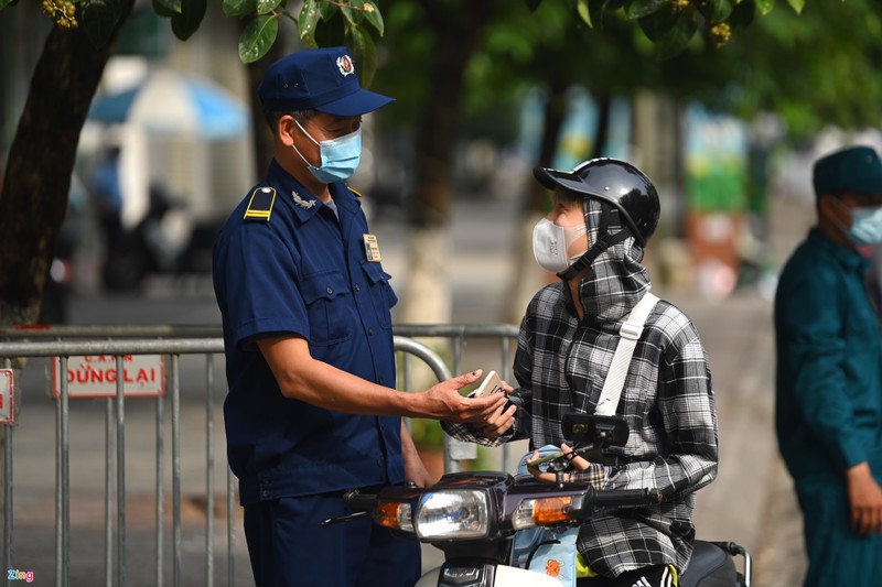 Nhieu chot kiem soat Covid-19 o Ha Noi bi un u-Hinh-6