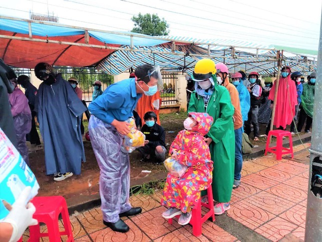 COVID-19: Xot xa nhung tre nho co ro tren xe may ve que-Hinh-3