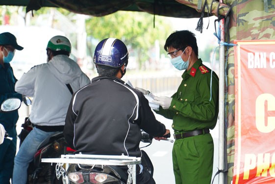 Vi sao duong pho TP HCM dong tro lai?