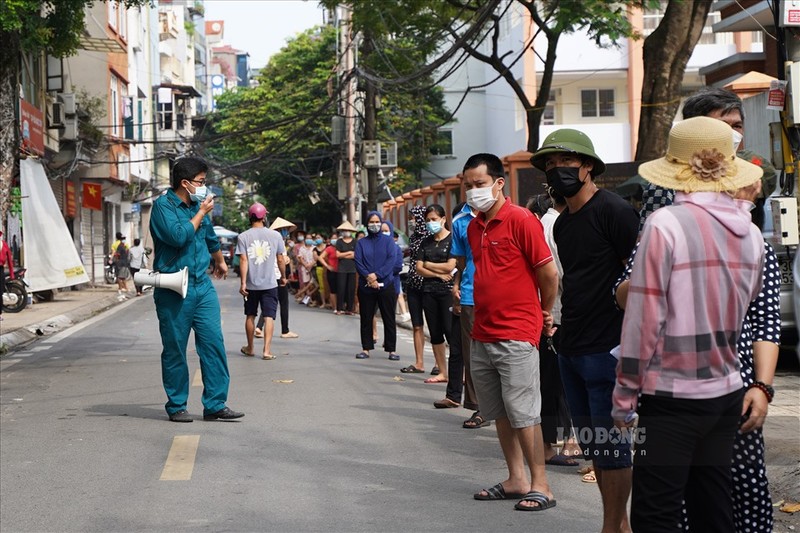 Ha Noi xep hang dai tram met tiem vaccine VeroCell-Hinh-2