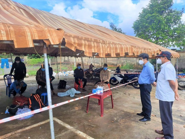 Nhom ngu dan dap xe hon 1.000km den Binh Duong thi bi tra lai Dak Nong