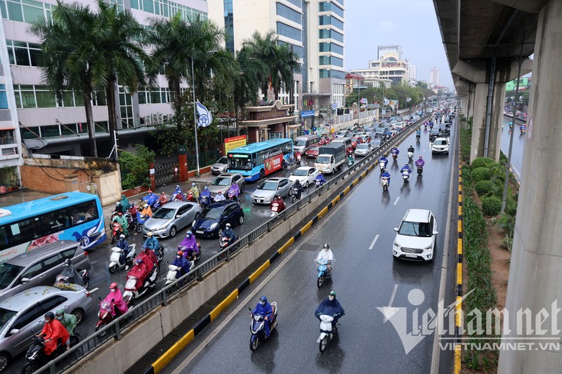 Nguoi Ha Noi di lam ngay dau tuan trong mua ret