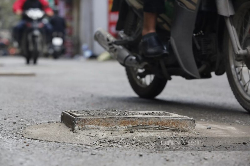 Ha Noi: Chang chit “lo cot”, nguoi di duong nga lien tuc tren duong-Hinh-3