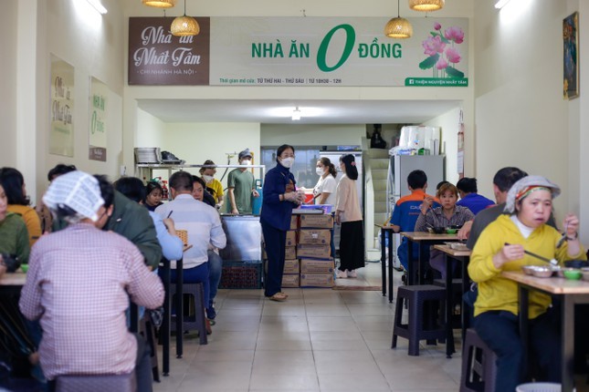 Nha an chay 0 dong phuc vu hang tram suat cho moi nguoi o Ha Noi