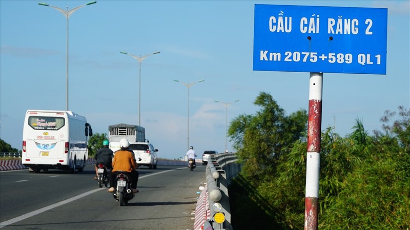 Nhung nap cong “khong canh ma bay” tren Quoc lo 1 o Can Tho-Hinh-6