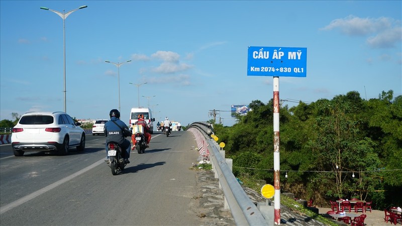 Nhung nap cong “khong canh ma bay” tren Quoc lo 1 o Can Tho-Hinh-7