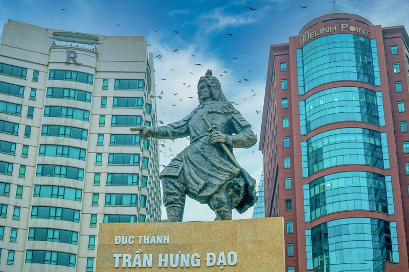 Can canh tuong dai Duc Thanh Tran Hung Dao sau khi duoc trung tu-Hinh-7