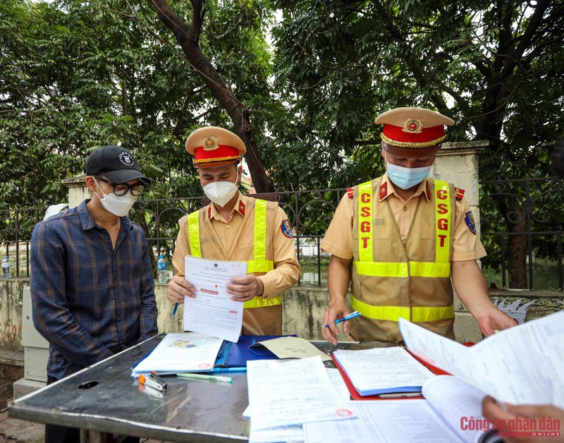 Mat phuc ghi hinh 'nong' xe khach vi pham, gay roi loan giao thong-Hinh-6