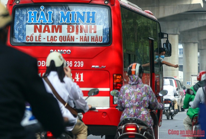 Mat phuc ghi hinh 'nong' xe khach vi pham, gay roi loan giao thong