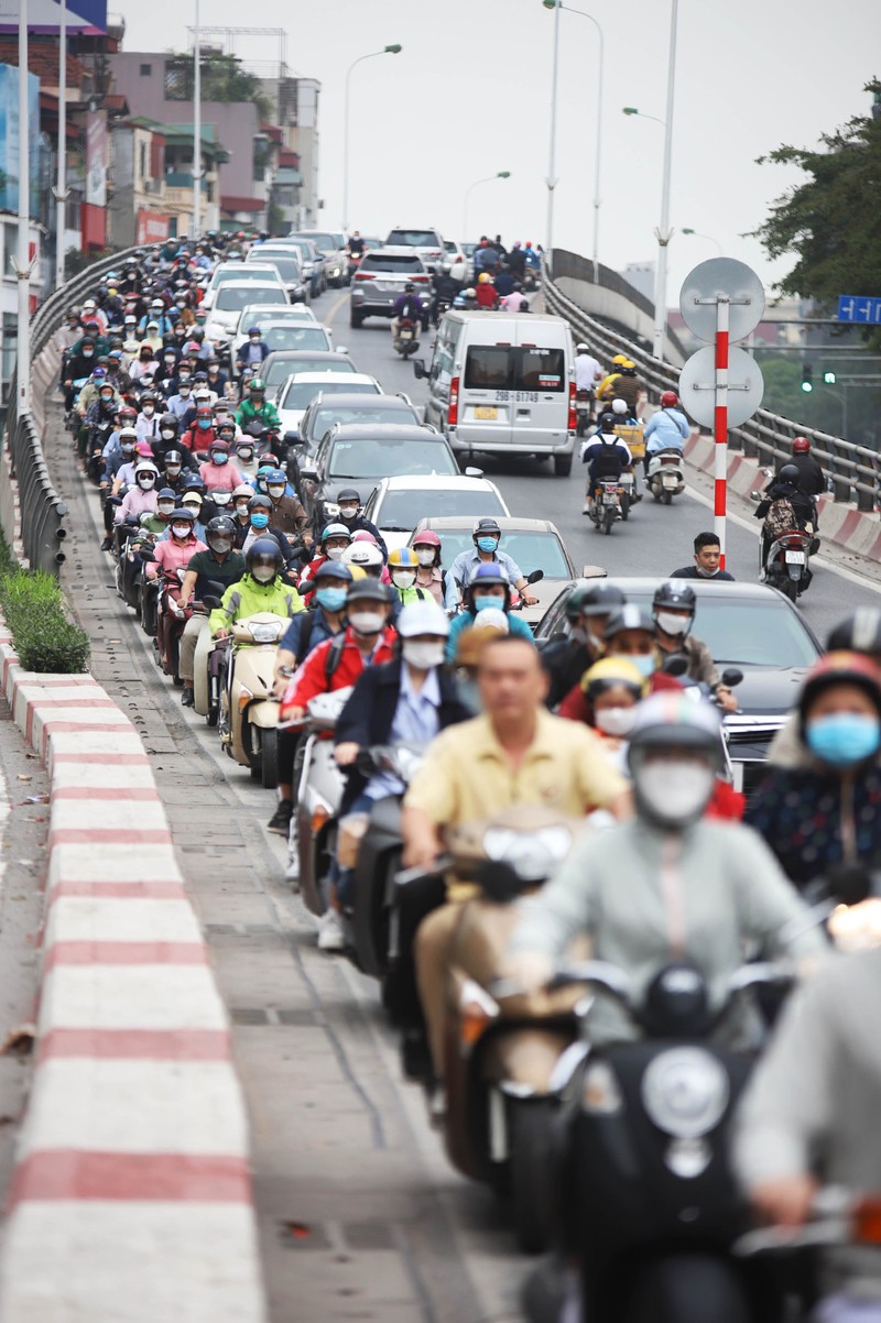 Ha Noi: Phu huynh vat va dua con di hoc vi tac duong-Hinh-10