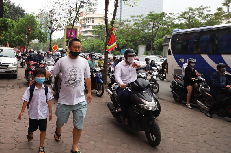 Ha Noi: Phu huynh vat va dua con di hoc vi tac duong-Hinh-11