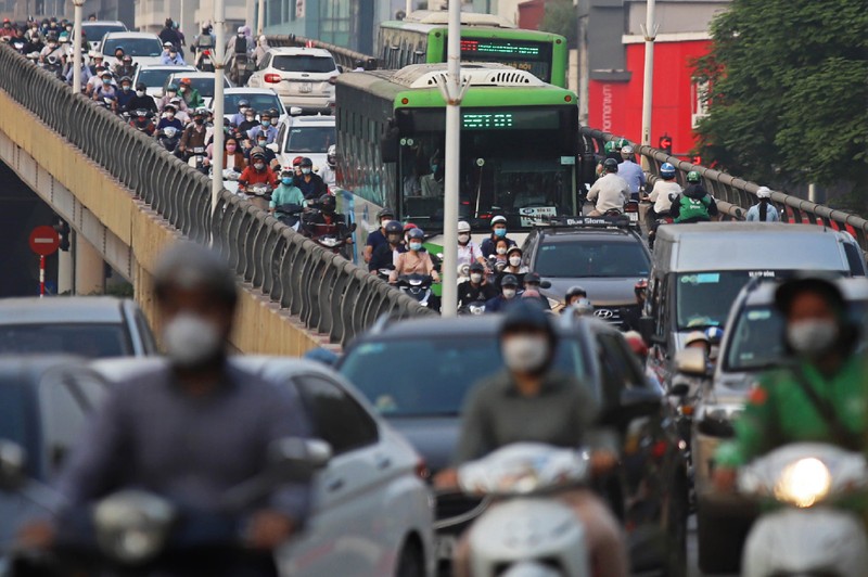 Ha Noi: Phu huynh vat va dua con di hoc vi tac duong-Hinh-12