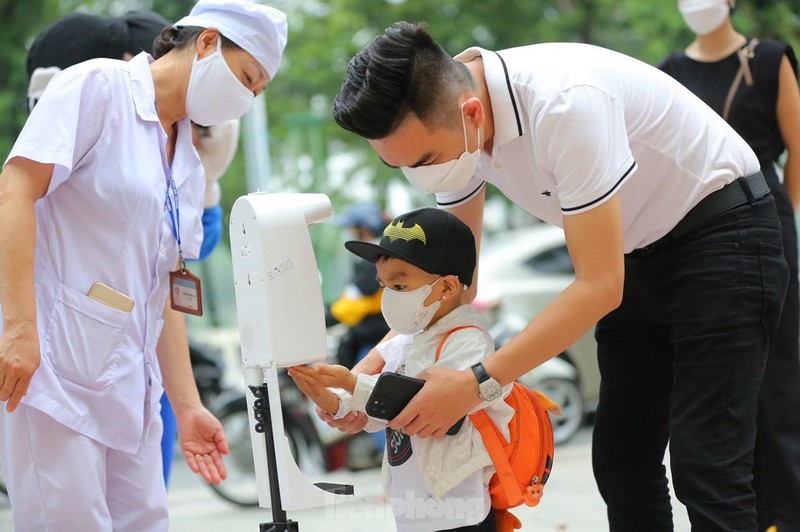 Ngay dau tre mam non Ha Noi tro lai truong: Nguoi khoc meu, nguoi cuoi vui-Hinh-2