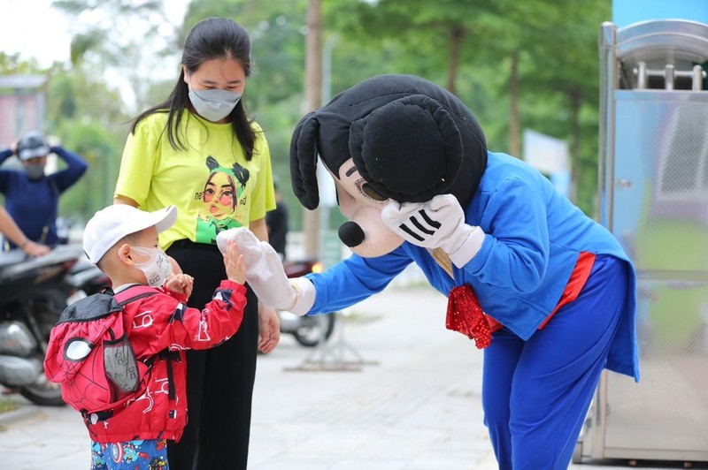 Ngay dau tre mam non Ha Noi tro lai truong: Nguoi khoc meu, nguoi cuoi vui