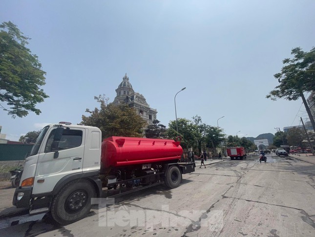 Rung ron canh lau dai tram ty chay den thui, 1 nguoi chet o Quang Ninh