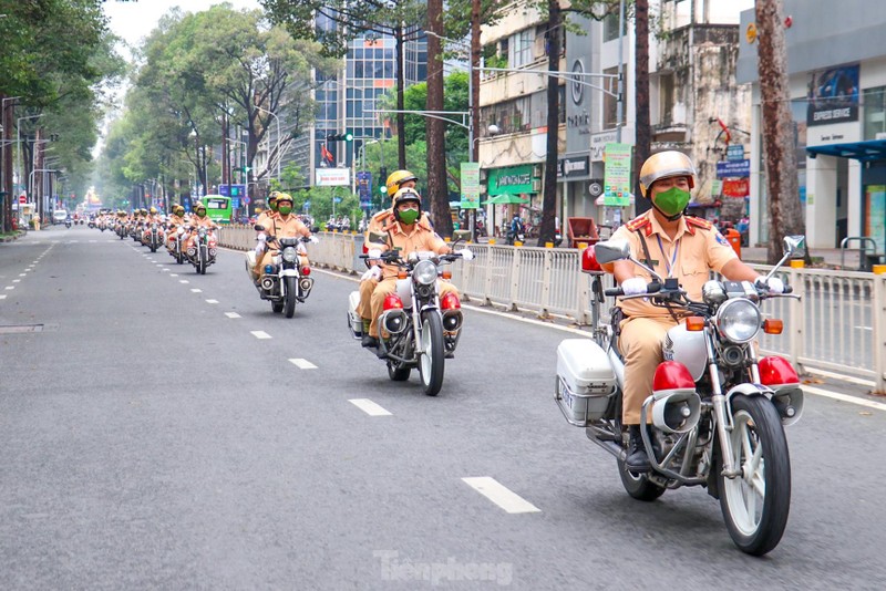 Cong an TPHCM ra quan dam bao an toan giao thong dip le 30/4-Hinh-9