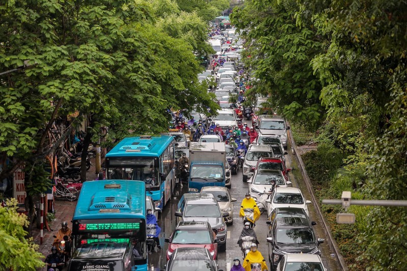 Pho phuong Ha Noi tac 'khong loi thoat' trong ngay dau tuan mua ret-Hinh-13