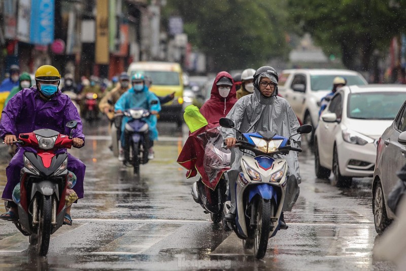 Pho phuong Ha Noi tac 'khong loi thoat' trong ngay dau tuan mua ret-Hinh-17