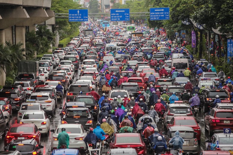 Pho phuong Ha Noi tac 'khong loi thoat' trong ngay dau tuan mua ret-Hinh-3