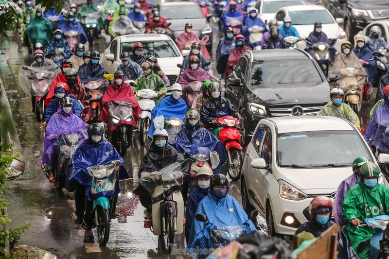 Pho phuong Ha Noi tac 'khong loi thoat' trong ngay dau tuan mua ret-Hinh-6