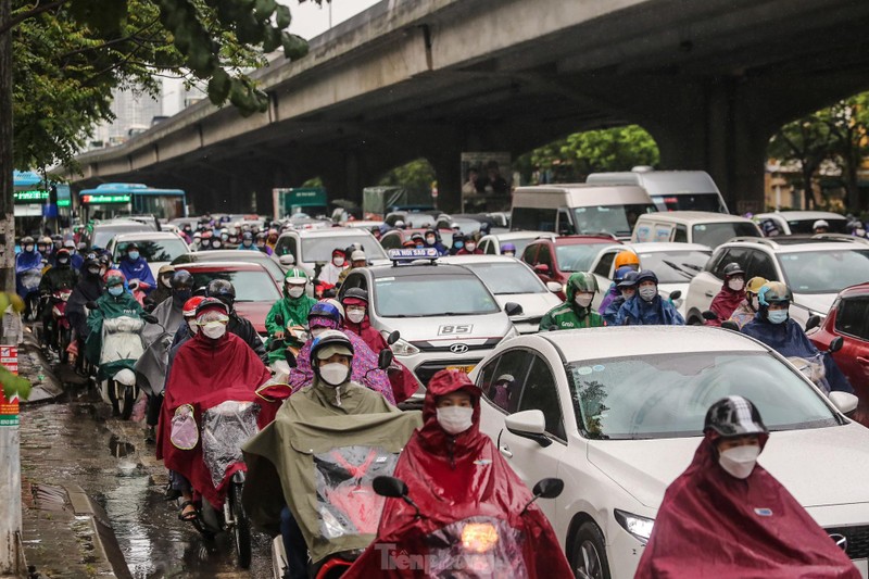 Pho phuong Ha Noi tac 'khong loi thoat' trong ngay dau tuan mua ret-Hinh-7