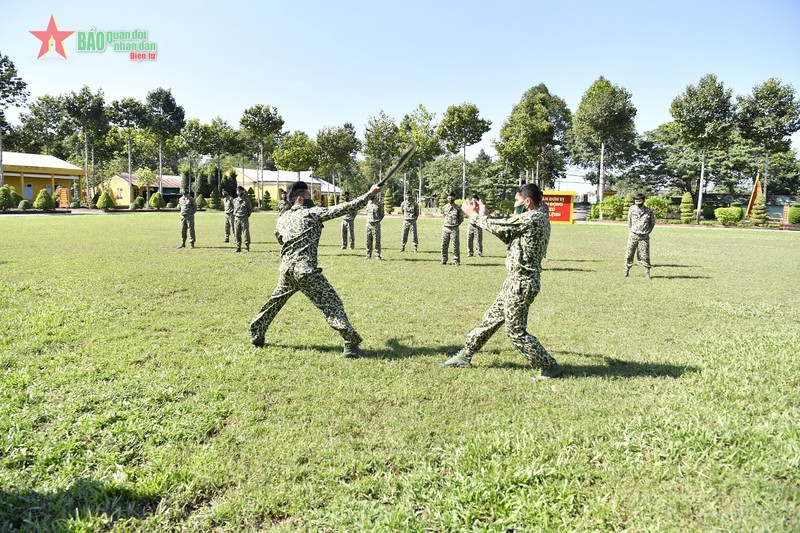 Bo doi dac cong kho luyen tren thao truong-Hinh-2