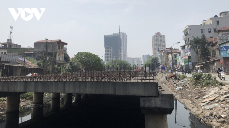 Tuyen duong Vanh dai 2,5 doan Dam Hong - Giai Phong ngon ngang, nhech nhac