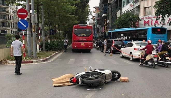 Video toan canh vu tai nan nguoi phu nu di SH tu vong