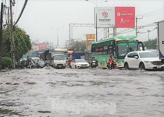 Binh Duong lam gi de hoa giai ‘cu troi mua, duong thanh song’?