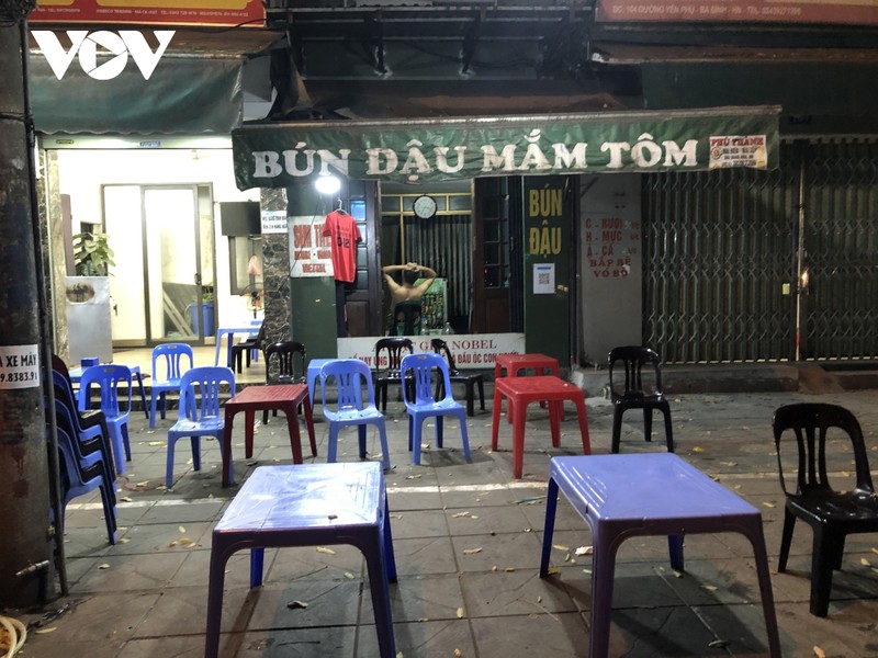 Via he o Ha Noi bi hang an chiem dung, khong con cho danh cho nguoi di bo-Hinh-12