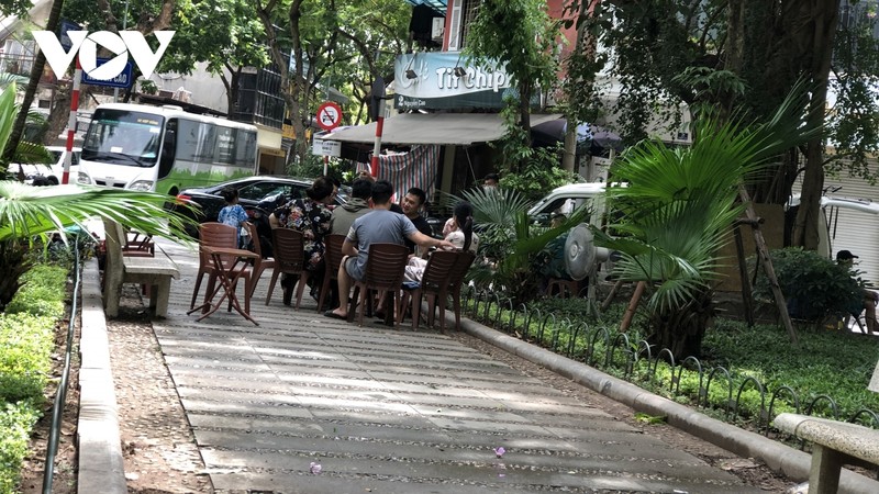 Via he o Ha Noi bi hang an chiem dung, khong con cho danh cho nguoi di bo