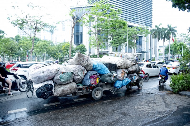 Xe tu che cho hang cong kenh ngang nhien “lam xiec” truoc mat CSGT o Ha Noi-Hinh-3