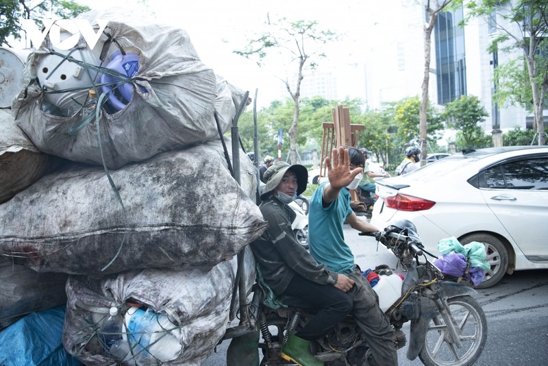 Xe tu che cho hang cong kenh ngang nhien “lam xiec” truoc mat CSGT o Ha Noi-Hinh-4