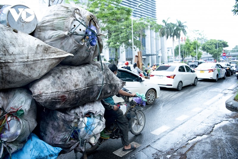 Xe tu che cho hang cong kenh ngang nhien “lam xiec” truoc mat CSGT o Ha Noi-Hinh-5