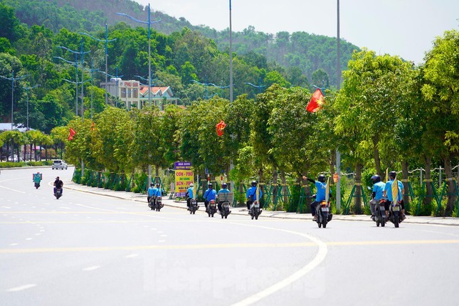 Nhieu nguoi dung dung cu tu che hai xoai tren duong 10 lan o Ha Long-Hinh-6