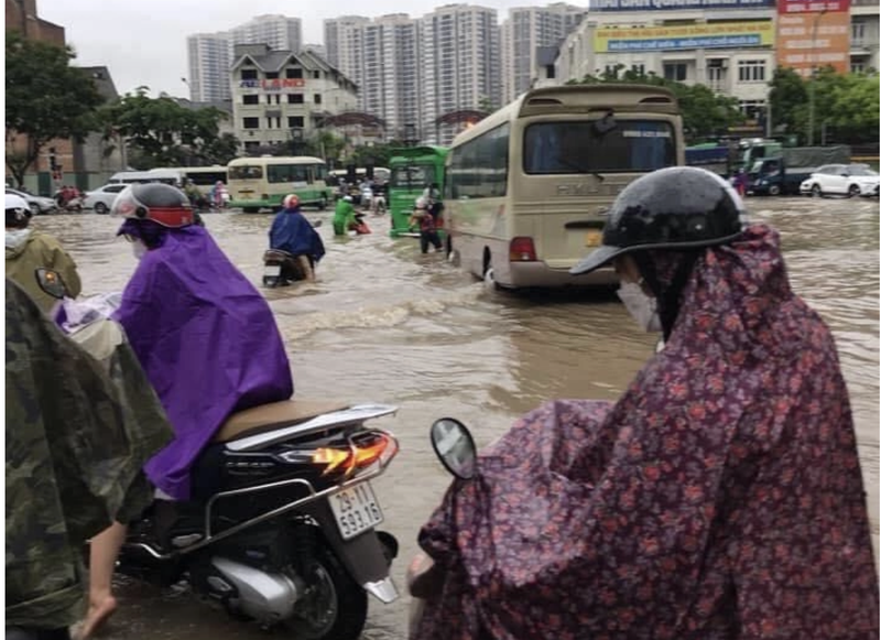 Ha Noi: Mua lon gio cao diem, nhieu tuyen duong hoa song-Hinh-3