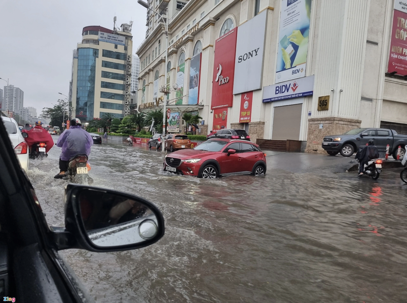 Ha Noi: Mua lon gio cao diem, nhieu tuyen duong hoa song-Hinh-5