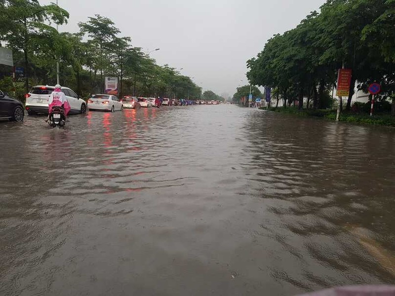 Ha Noi: Mua lon gio cao diem, nhieu tuyen duong hoa song