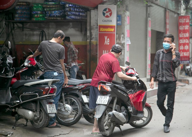 Nguoi dan Ha Noi tat bat don dep nha cua sau tran mua lon chieu qua-Hinh-5