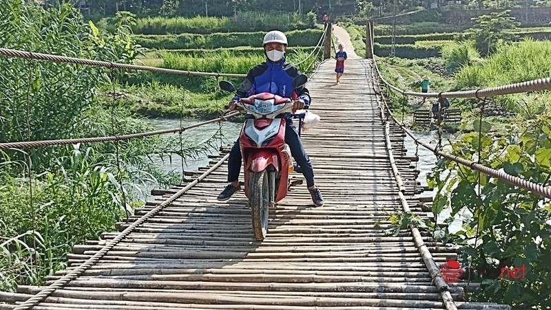 Nhung cay cau op ep chong chanh vat qua suoi chay xiet, lo ngai tai nan mua lu ve-Hinh-10