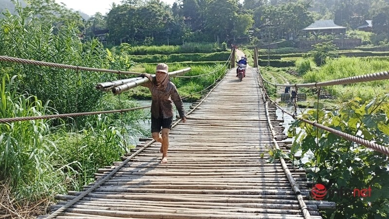 Nhung cay cau op ep chong chanh vat qua suoi chay xiet, lo ngai tai nan mua lu ve-Hinh-14