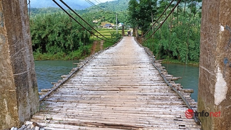 Nhung cay cau op ep chong chanh vat qua suoi chay xiet, lo ngai tai nan mua lu ve-Hinh-2