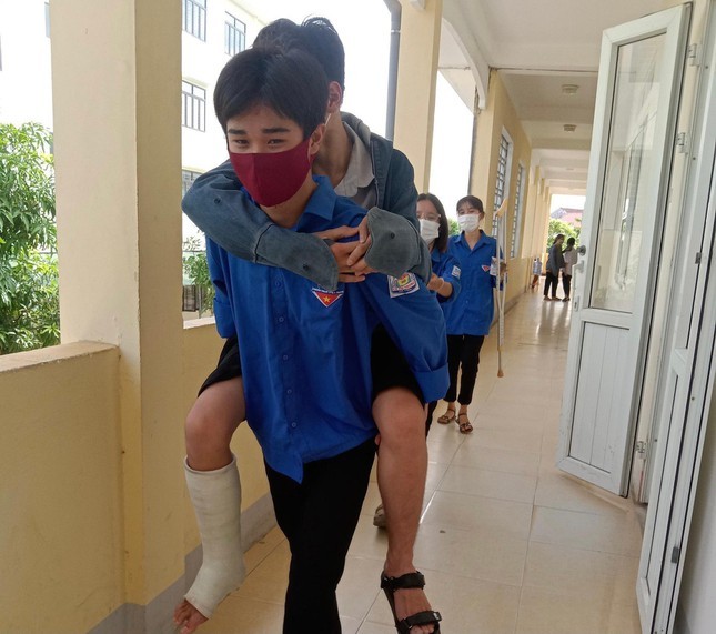 Xuc dong hinh anh tinh nguyen vien cong thi sinh den tan phong thi-Hinh-10